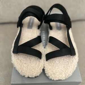 NWT Everlane ReNew Teddy Sport
Sandal Size 7 Black